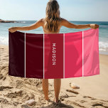 Moderne Farbpinken - Personalisierter Name Strandtuch<br><div class="desc">Dieses farbenfrohe und moderne Design ist mit einem farbenfrohen Muster in Rosa und Pflaume mit Ihrem personalisierten Namen #swimming #beach #towels #vacation</div>