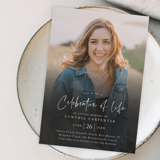 Moderne Feier zur Gedenkfeier des Lebens Einladung (Modern handwritten script celebration of life photo memorial invitation.)