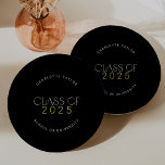 Moderne Fete Black Class 2025 Abschluss Pappteller<br><div class="desc">Diese modernen,  schwarzen Goldklasseln aus dem Jahr 2025 sind perfekt für ein schlichtes Party mit Abschluss. Das Design besticht durch eine elegante boho Typografie mit einer Touch raffinierten Stils in dunkelschwarz-gelb goldfarbenem Edelweiß. Personalisieren Sie Ihre Teller mit dem Namen des Absolventen und des Jahrs der Klasse.</div>