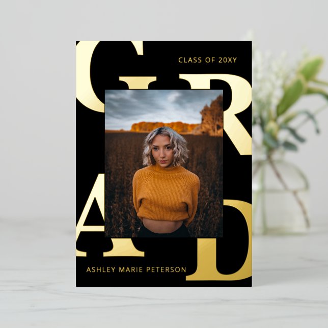 Moderne, fette Letters Black Gold Foto Abschluss Folieneinladung (Stehend vorne)