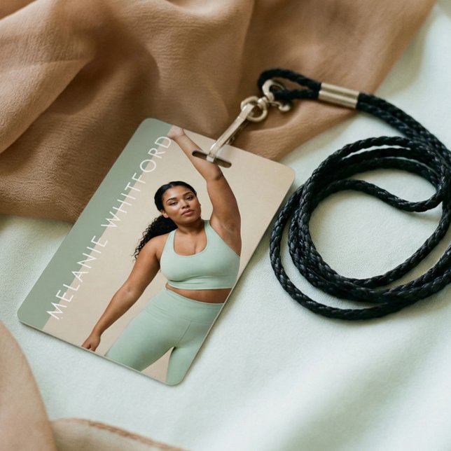 Moderne Fitness-Influencerin mit persönlichem Trai Ausweis (Modern Personal Trainer Fitness Influencer Photo Badge)