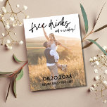 Moderne Foto-Getränke für Hochzeiten sparen das Da Ankündigungspostkarte<br><div class="desc">Das moderne Foto "Free Drinks and a Hochzeit" Save the Date Postkarten für das lustige Ehepaar, das bei der Hochzeit nicht darauf warten kann, mit Familie und Freunden zu feiern. Es gibt einen undurchsichtigen Filter über dem Foto, um den Text bei dieser Einladung besser ausfallen zu lassen. Ihr Foto druckt...</div>