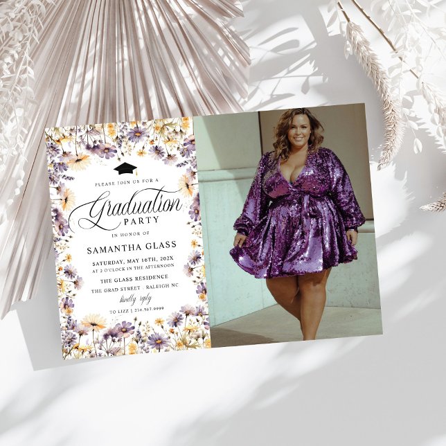 Moderne Foto Graduation Party für Lila Wildblumen Einladung (Von Creator hochgeladen)