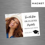 Moderne Foto Graduation Party Save the Date Karte<br><div class="desc">Ein Foto Save the Date Magnetkarte für eine Graduierungsparty. vorne: Fügen Sie Ihr eigenes Foto in vertikaler Größe des Absolventen hinzu. Ein schick weißer Hintergrund, schwarzer Text. Vorlagen für Namen und Datum. Der Name und der Text: Save the Date sind mit einem modernen handgeschriebenen Stilskript geschrieben. Mit einer Kappe, Topper...</div>