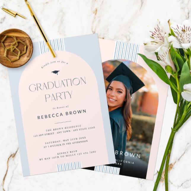 Moderne Foto Graduierungspartei Einladung (Front and Back of a modern arch photo graduation party invitation in pastel pink and blue. )
