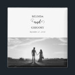 Moderne Foto-Hochzeit in Weiß und Schwarz Magnet<br><div class="desc">Ein wunderschönes,  weißes und schwarzes Kalligraphiedesign zeigt das Foto des Paares. Ein modernes Hochzeitskoppel-Foto-Design mit einfachen minimalistischen Elementen. Ein idealer Hochzeitsvorgeschmack für jeden,  der Kalligraphie,  Schwarz-Weiß-Lieben und Foto-Hochzeitskunst  hat. Auch die passenden Hochzeitseinladungen und andere Schreibwaren sind verfügbar.</div>