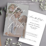 Moderne Foto Hochzeit sparen das Datum Flyer<br><div class="desc">Moderne romantische, elegante BUDGET Hochzeit sparen das Datum Vorlage PAPER FLYER mit Ihrem individuellen Foto in trendigem, transparentem Overlay mit weißem, handgeschriebenem Kalligraphieskript. Einfach mit Ihren Details und Verlobungen auf beiden Seiten personalisieren! Geeignet für jede Saison und für jedes elegante Hochzeitstil. BITTE LESEN SIE DIES VOR DEM KAUF! Dies ist...</div>