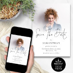 Moderne Foto Overlay Graduation Party Save The Date<br><div class="desc">Moderne Foto Overlay Graduation Party Save the Date ist in einem stilvollen Set-Skript. Ersetzen Sie das Beispieltext-Foto durch Ihren eigenen Favoriten und personalisieren Sie die Erholung des Textes. Verfügbar in digitaler Form und gedruckt.</div>