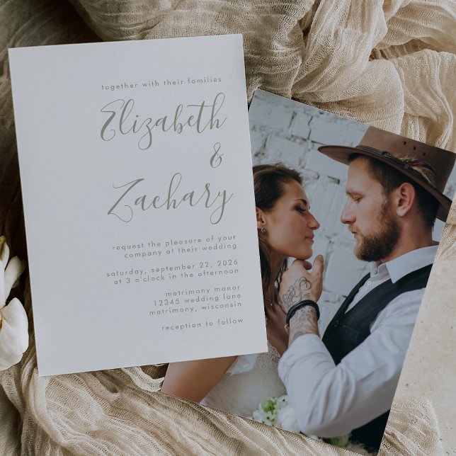Moderne Foto Sage Green Script Hochzeit Einladung (Von Creator hochgeladen)