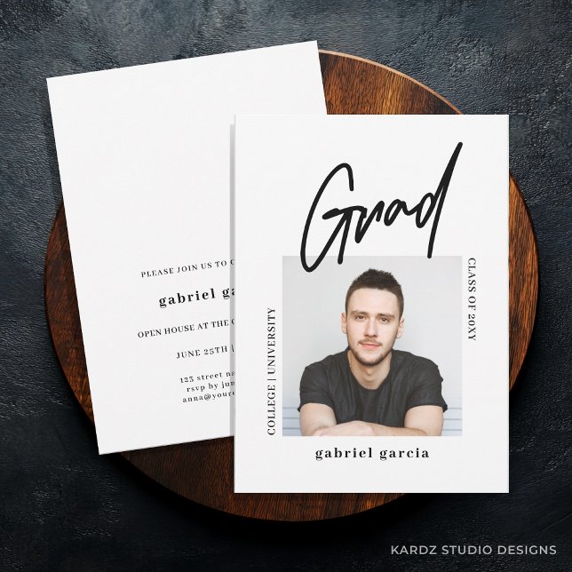 Moderne Foto Script Graduation Party Einladung (Graduation Invitation shown in a 5x7-inch card. Personalize announcement with blue button section.)