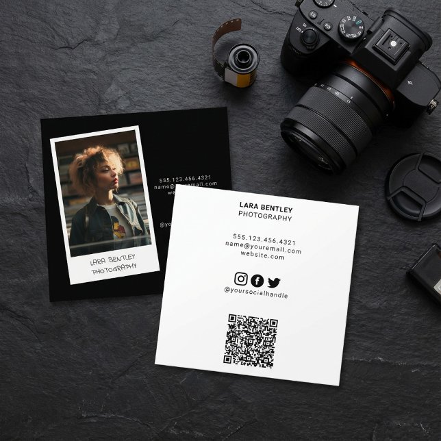 Moderne Foto Stylist Social Media mit QR-Code Quadratische Visitenkarte (Modern photo stylist social media with QR code Square Business Card.)