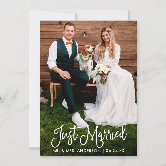 Moderne Fun Calligraphy Just Married Wedding Foto Ankündigung (Vorderseite)