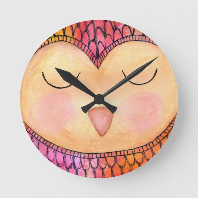 Moderne Funky Sleepy Owl Mixed Media Painting Runde Wanduhr (Vorderseite)