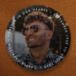 Moderne Gedenkstätte | Beerdigung Keepake Tribute  Button<br><div class="desc">Moderne, einfache Begeisterungstaste, um das Leben Ihrer Lieben in einem modernen minimalistischen Design-Stil zu feiern. Das Design kann leicht mit Ihrem eigenen Foto und Text personalisiert werden, um eine besondere Hommage für die Beerdigung, das Gedenkmal oder die Feier des Lebens Ihrer Lieben zu schaffen. Das abgebildete Bild dient nur zur...</div>