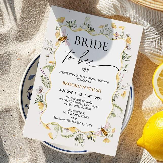 Moderne Gelbe Blütenbräune zum Brautparty Biene Einladung (Bride To Bee Bridal Shower Invitation Template, Floral Bee Bridal Shower Invitation, Yellow Beige)