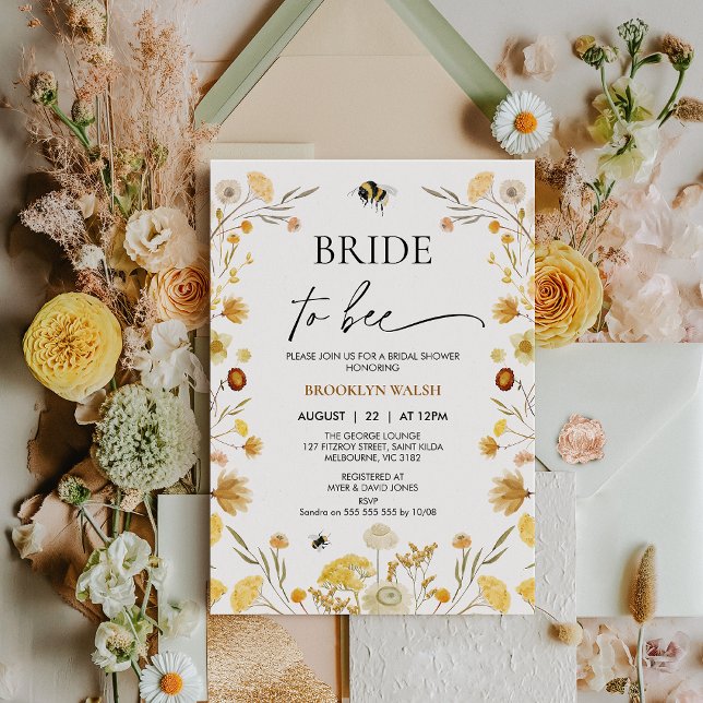 Moderne Gelbe Kranzbräune zum Brautparty Bienen Einladung (Yellow Wildflowers Bride To Be Bridal Shower Invitation Template, Bee Themed Bridal Shower Invite)
