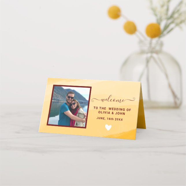 Moderne Gelbe Wasserfarben Foto Hochzeit geklappt Platzkarte (Vorderseite)