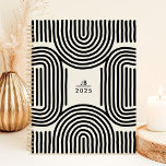 Moderne geometrische Bogenlinien 2025 Monogramm Planer<br><div class="desc">Mit diesem modernen und künstlerischen Planer, der ein einzigartiges geometrisches Design mit Arkaden und Linien in kontrastfarbenen Schwarz-Creme-Tönen aufweist, wird die Organisation unterstützt. Personalisieren Sie es mit Ihrem Monogramm für eine anspruchsvolle Touch. Dieser Planer eignet sich hervorragend für den behalt von Terminen, Terminen und all Ihren wichtigen Terminen im Jahr...</div>