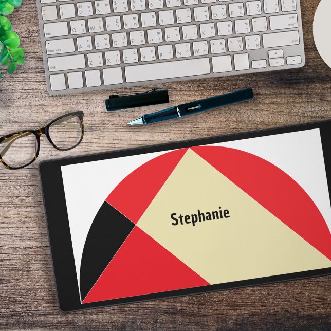 Moderne geometrische Geometrie des mittleren Jahrh Schreibtischunterlage (A desk mat in mid-century modern style, with a semicircle design in red, black, white and cream)