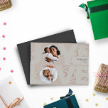 Moderne geometrische Liebe Grau Rose Gold Folien Feiertagskarte<br><div class="desc">Ein modernes Design mit zarter Goldfolie gestempelt. Die Phrase JOY & LIEBE ist subtil durch ein kreisförmiges Bild anstelle des "O" und J Y L V E blockieren die Folie,  die für einen eleganten Look gestempelt wird.</div>
