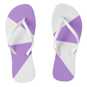 Moderne geometrische weiße und lavendelfarbene vio flip flops