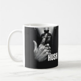 Moderne Geste eines Mannes, der zum Schweigen auff Kaffeetasse