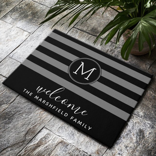 Moderne gestreifte Musterfamilie Schwarz Grau Fußmatte (Monogram Welcome Mat with Family Name and Black and Grey Stripes)