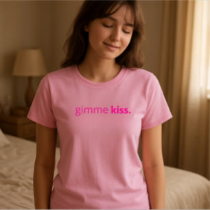 Moderne Gimme Kiss Typografie Rosa Text T-Shirt