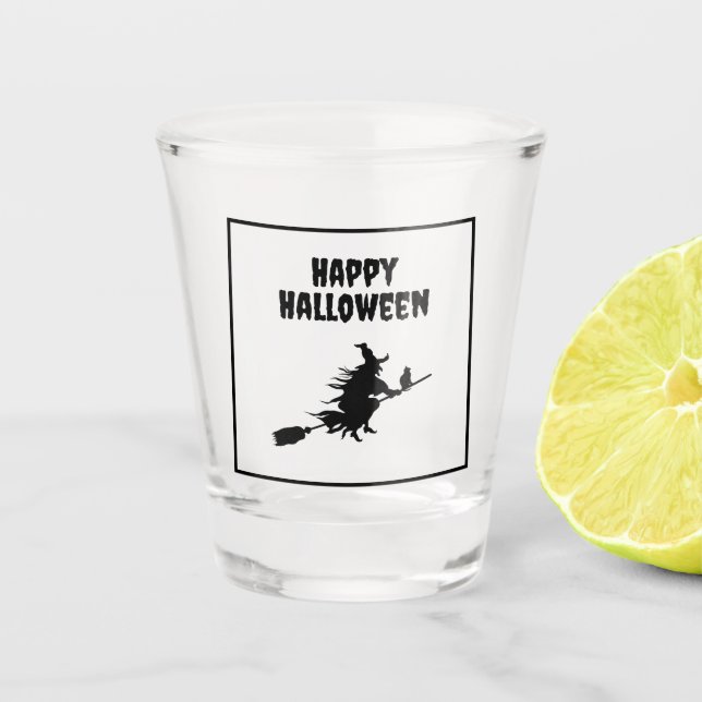 Moderne glückliche Halloween-Fliegerei auf Broom C Schnapsglas (Vorderseite)