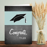 Moderne Glückwunsch Chalkboard Abschluss Karte<br><div class="desc">Moderne Glückwunsch Chalkboard Abschluss Card mit Graduate Name. Abschluss-Karte mit Graduierungsmütze, moderne weiße Typografie-Text-Glückwünsche und ein Name des Absolventen auf der Vorderseite - personalisieren Sie mit Ihrem Namen. Der Text ist auf einem modernen grauen Chalkboard-Hintergrund und die Kappe auf blau. Personalisieren Sie den Text in der Karte, um Ihre Bedürfnisse...</div>