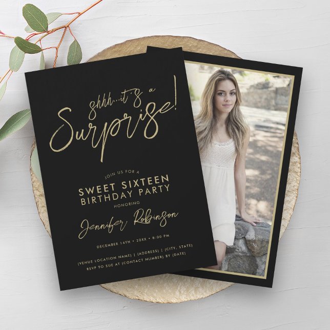 Moderne Gold & Black Foto Überraschung Sweet 16 Einladung (Modern Gold & Black Photo Surprise Sweet 16 Invitation)