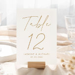 Moderne Gold Script-Hochzeitkarte für die Tischnum<br><div class="desc">Einfache, moderne Hochzeitskarten mit "Tischnummer", die in einem handgeschriebenen Goldskript mit weißem Hintergrund (oder einer Farbe Ihrer Wahl) angezeigt werden. Um die Goldkarten für Hochzeitskarten zu bestellen: Fügen Sie Ihren Namen, das Hochzeitsdatum und die Tischnummer hinzu. Jede Nummer muss individuell in Ihren Warenkorb aufgenommen werden. Nachdem Sie alle Tischnummern in...</div>