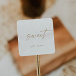 Moderne Gold Script Sweet Gastgeschenk Hochzeit Quadratischer Aufkleber<br><div class="desc">Diese modernen Goldskripte-Aufkleber mit süßer Gastgeschenk Hochzeit sind perfekt für eine minimalistische Hochzeit. Das schlichte gelbe goldene Design zeichnet sich durch eine einzigartige industrielle Schrift mit modernem boho Stil aus. Anpassbar in jeder Farbe. Behalt das Design minimal und elegant, wie es ist, oder personalisiere es durch Hinzufügen von eigenen Grafiken...</div>