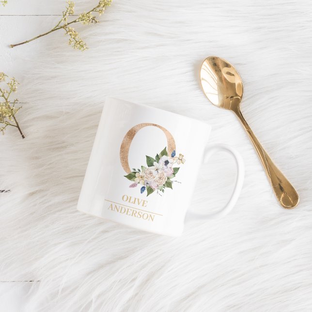 Moderne Gold Watercolor Blume Letter O | Monogramm Kaffeetasse (Von Creator hochgeladen)