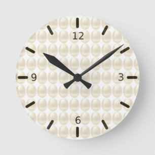 Moderne goldene Eier auf elfenbeinfarbener runder Runde Wanduhr