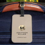 Moderne goldfarbene Monogramm-Beige Gepäckanhänger<br><div class="desc">Modernes,  luxuriöses vertikales Design im klassischen Stil mit einem goldfarbenen,  gebürsteten Metallic-Monogramm-Emblem mit großen typografischen Initialmonogrammen auf neutralem beige Hintergrund. Der Text kann einfach mit den angegebenen Feldern angepasst werden.</div>