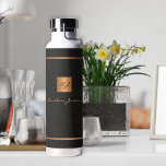 Moderne goldfarbene Monogramm und Name personalisi Trinkflasche<br><div class="desc">Modernes,  mit Monogramm,  schwarzes Leder wie (PRINTED) und Kupfergold-Signatur-Schrift personalisiert elegante Wasserflasche. Das ideale Geschenk für Geburtstag,  Jubiläum,  Werbeaktion,  Weihnachten,  Hochzeit oder andere Feiern.</div>