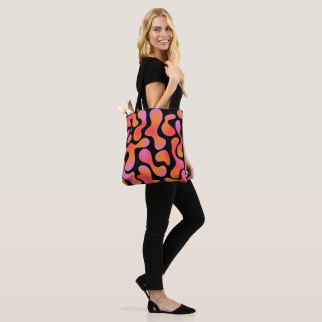 Moderne Gradient-Blobs in Rosa und Orange (Am Model)