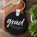 Moderne Graduate Custom Trendy Black Grad Schlüsselanhänger<br><div class="desc">Ein modernes,  minimales Design für ein Abschluss-Fest. Fügen Sie den eigenen Text Ihres Absolventen in das Schwarz-Weiß-Design,  um ein Memento oder eine Graduiertenparty Gunst zu machen.</div>
