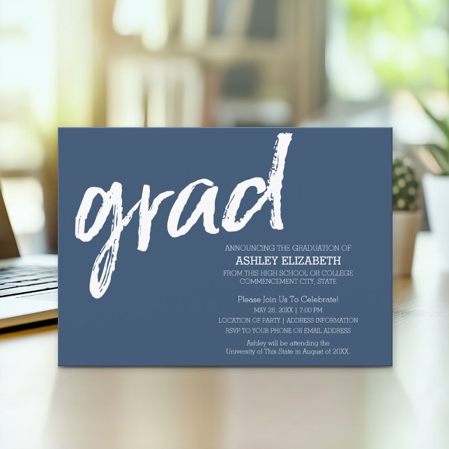 Moderne Graduate Custom Trendy Navy Grad Einladung (Modern Graduation Announcement and Party Invitation)