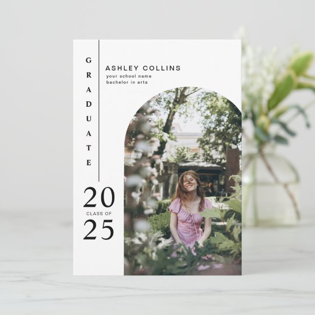 Moderne Graduierungsparty für Schwarzes und Weiß-F Einladung (Stehend Vorderseite)