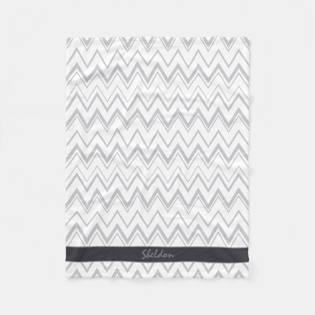 Moderne graue Chevron-Geometrie-Muster-Monogramm Fleecedecke (Vorderseite)