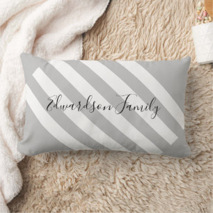 Moderne graue Streifen, Familienname Monogramm Lendenkissen