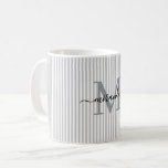 Moderne graue Streifen-Monogramm-Name Kaffeetasse<br><div class="desc">Beginnen Sie Ihren Morgen stilvoll mit diesem personalisierten grauen Streifenkaffeebecher, der dafür konzipiert ist, zeitlosen Charme in jeden Schluck zu bringen. Mit einem weichen grau-weißen Streifenmuster im Hintergrund ist dieser elegante Becher mit Ihrem monogrammierten Anfangsbuchstaben und Ihrem vollständigen Namen in einer eleganten Schreibschrift personalisiert – was ein weibliches, raffiniertes Aussehen...</div>