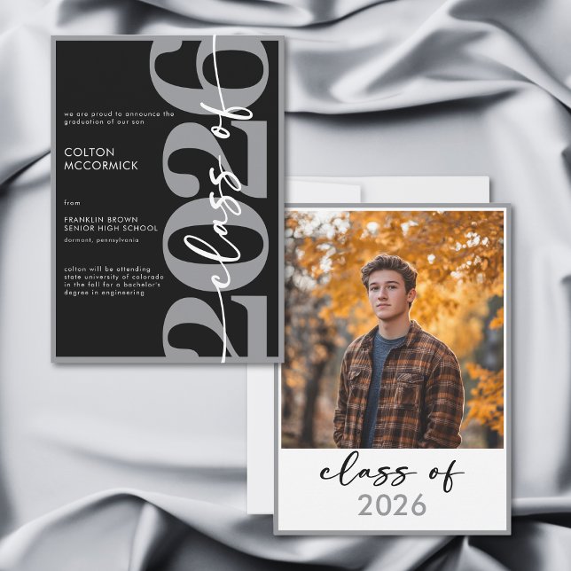 Moderne graue Typografie-Abschlussankündigung Einladung (Modern Gray Typography Graduation Announcement)