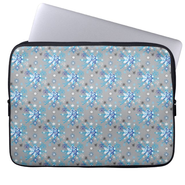 Moderne graue und blaue Holiday Snowflakes Muster Laptopschutzhülle (Vorderseite)