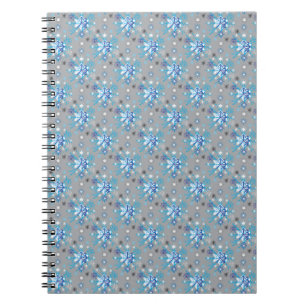 Moderne graue und blaue Holiday Snowflakes Muster Notizblock