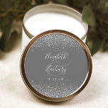 Moderne Gray Silver Glitzer Edge Wedding Runder Aufkleber<br><div class="desc">Dieser elegante,  moderne Hochzeitsaufkleber zeichnet sich durch ein Imitat silberner Glitzer-Design am oberen und unteren Rand aus. Einfach den silbergrauen Text auf einem mittelgrauen Hintergrund anpassen,  mit den Namen der Braut und des Bräutigams in handschriftlicher Kalligraphie über einen großen Ampersand.</div>