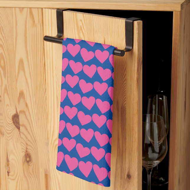 Moderne Groovy Pink Blue Hearts Muster Valentines Geschirrtuch (Drittel gefaltet)