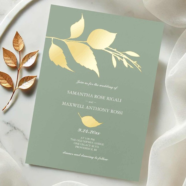 Moderne Grüne Hochzeitsnacht Folieneinladung (Wedding invitations sage green gold leaf art by Victoria Grigaliunas Do Tell A Belle)